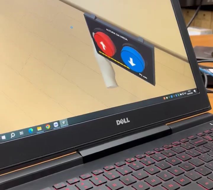Painel no VR com botões para subir e descer a altura da mesa.